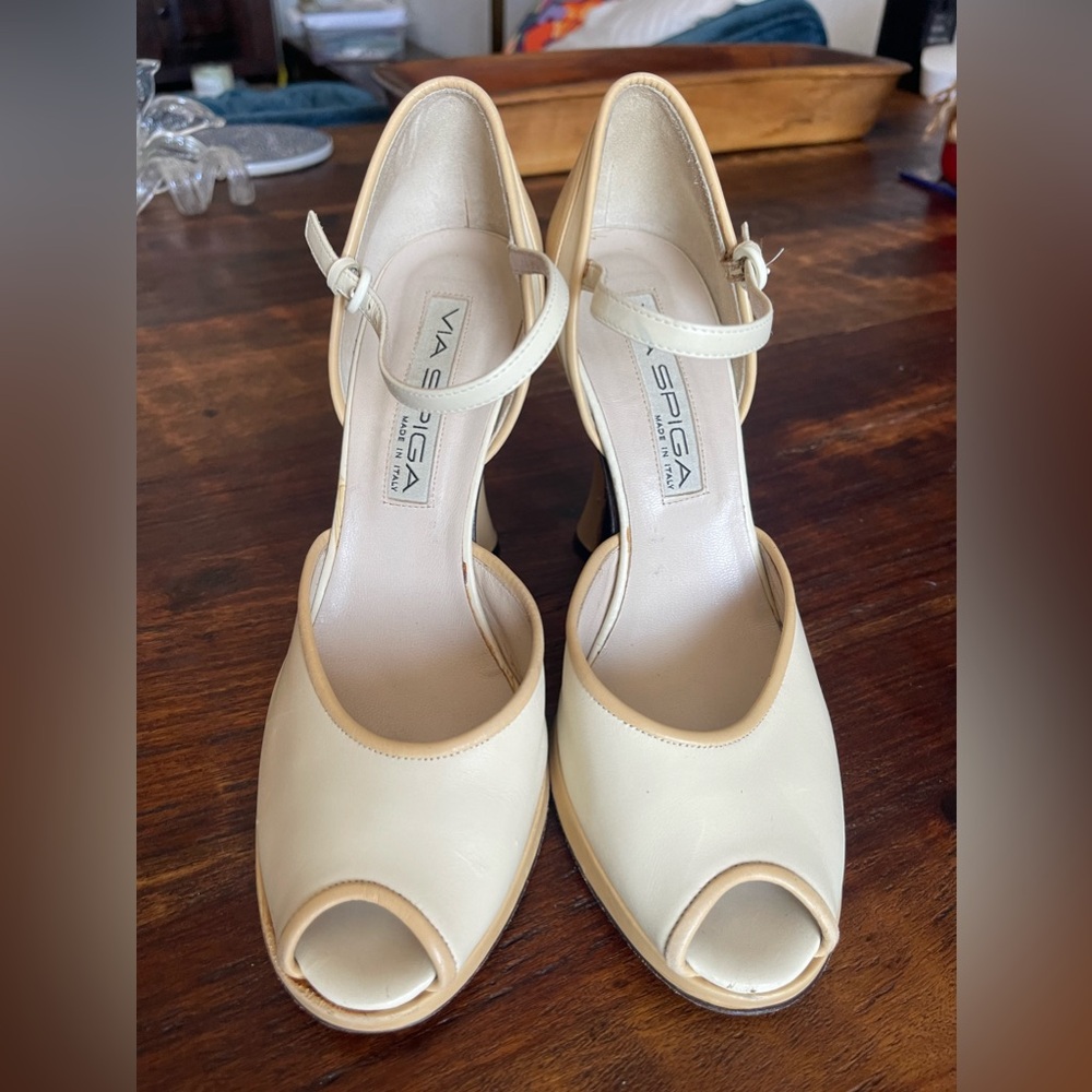 Rare Via Spiga Retro Style Pale Yellow Peep Toe